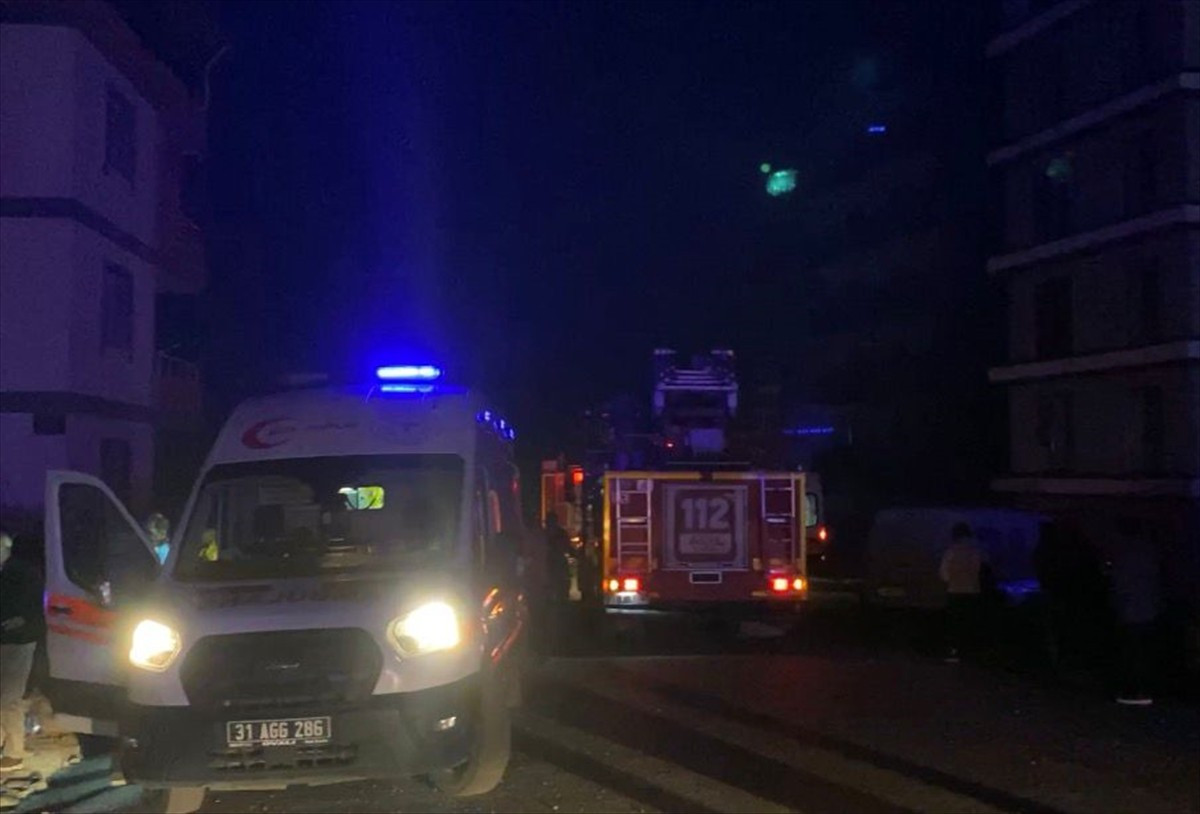 Hatay'ın Belen ilçesinde 7 katlı binada çıkan yangında 2 kişi hayatını kaybetti, 14 kişi dumandan...