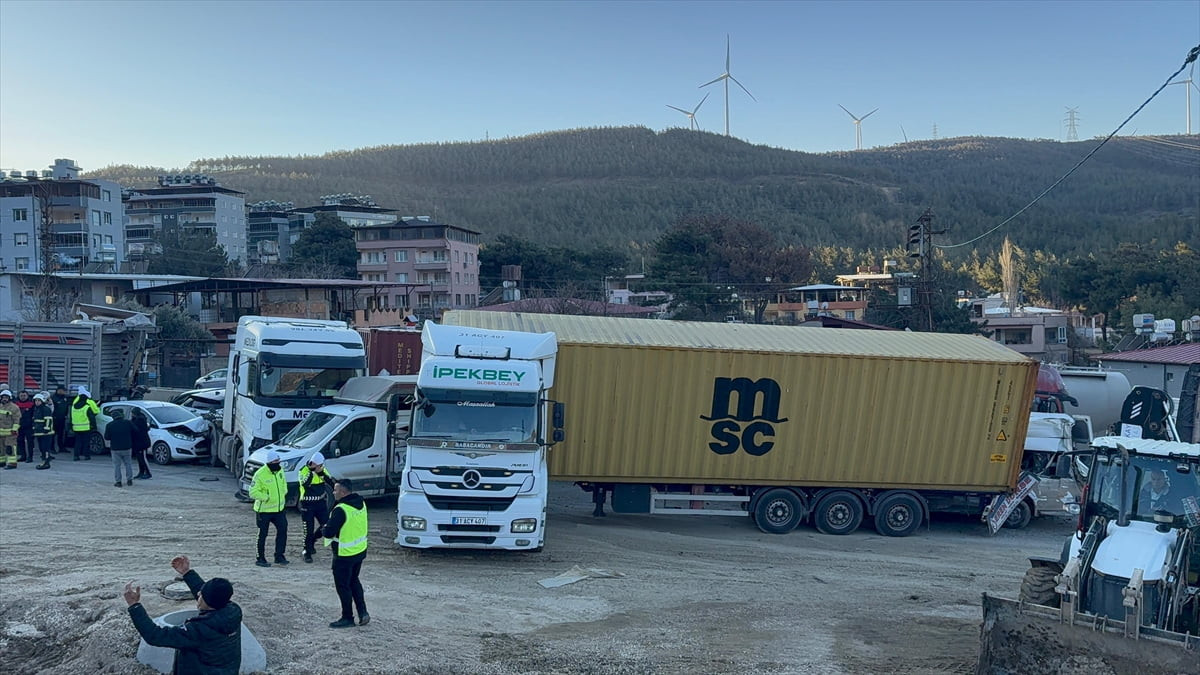 Hatay'ın Belen ilçesinde, Halilbey Mahallesi mevkisinde buzlanan yolda 4 tır, 3 otomobil, cip...