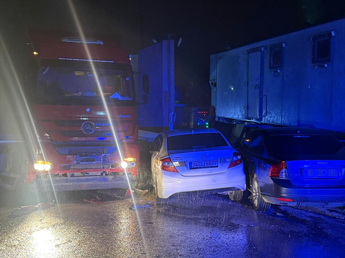 Hatay'ın Belen ilçesinde, yağmur nedeniyle kayganlaşan yolda sürücüsünün kontrolünden çıkan ve...