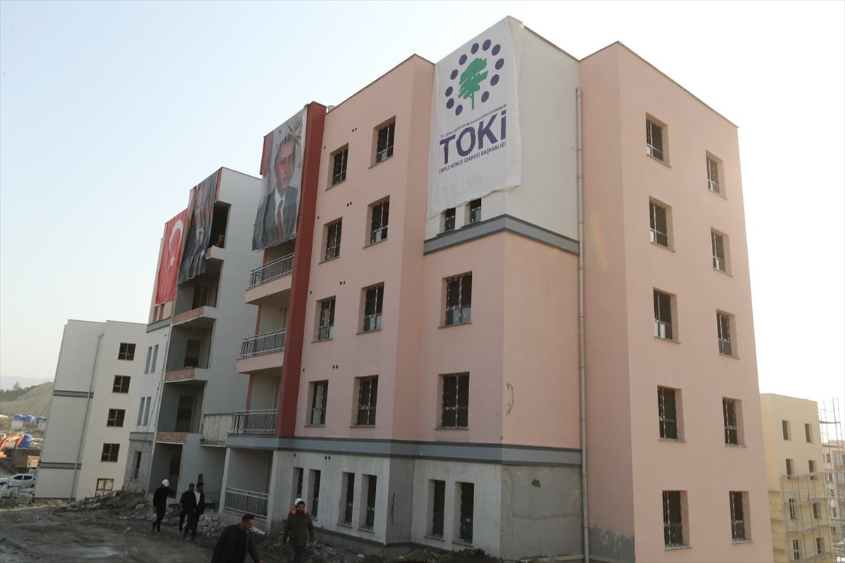 Hatay'ın Defne ilçesinde, 6 Şubat 2023'teki depremlerin ardından yapımına başlanan 3 bin 722 afet...