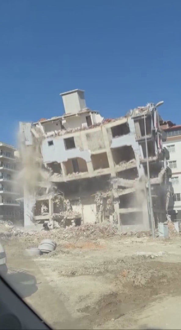 HATAY'IN DEFNE İLÇESİNDE AĞIR HASARLI OLAN 6 KATLI BİNA, MAHKEME SÜRECİNİN TAMAMLANMASININ...