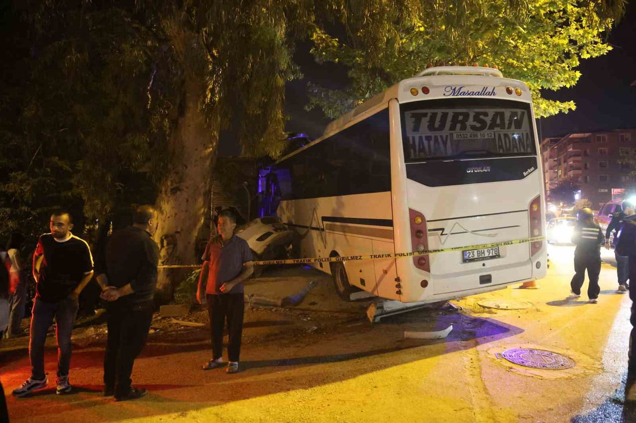 HATAY'IN DEFNE İLÇESİNDE ALKOLLÜ SÜRÜCÜNÜN KULLANDIĞI MİNİBÜS, KARŞI ŞERİDE GEÇİP ÖNCE AYDINLATMA...
