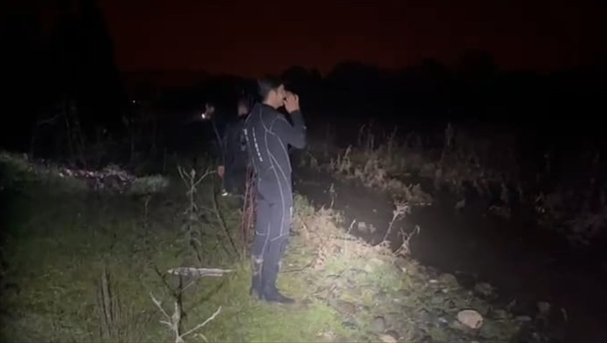 Hatay'ın Defne ilçesinde Asi Nehri'ne düştüğü ileri sürülen kişiyi arama çalışması...