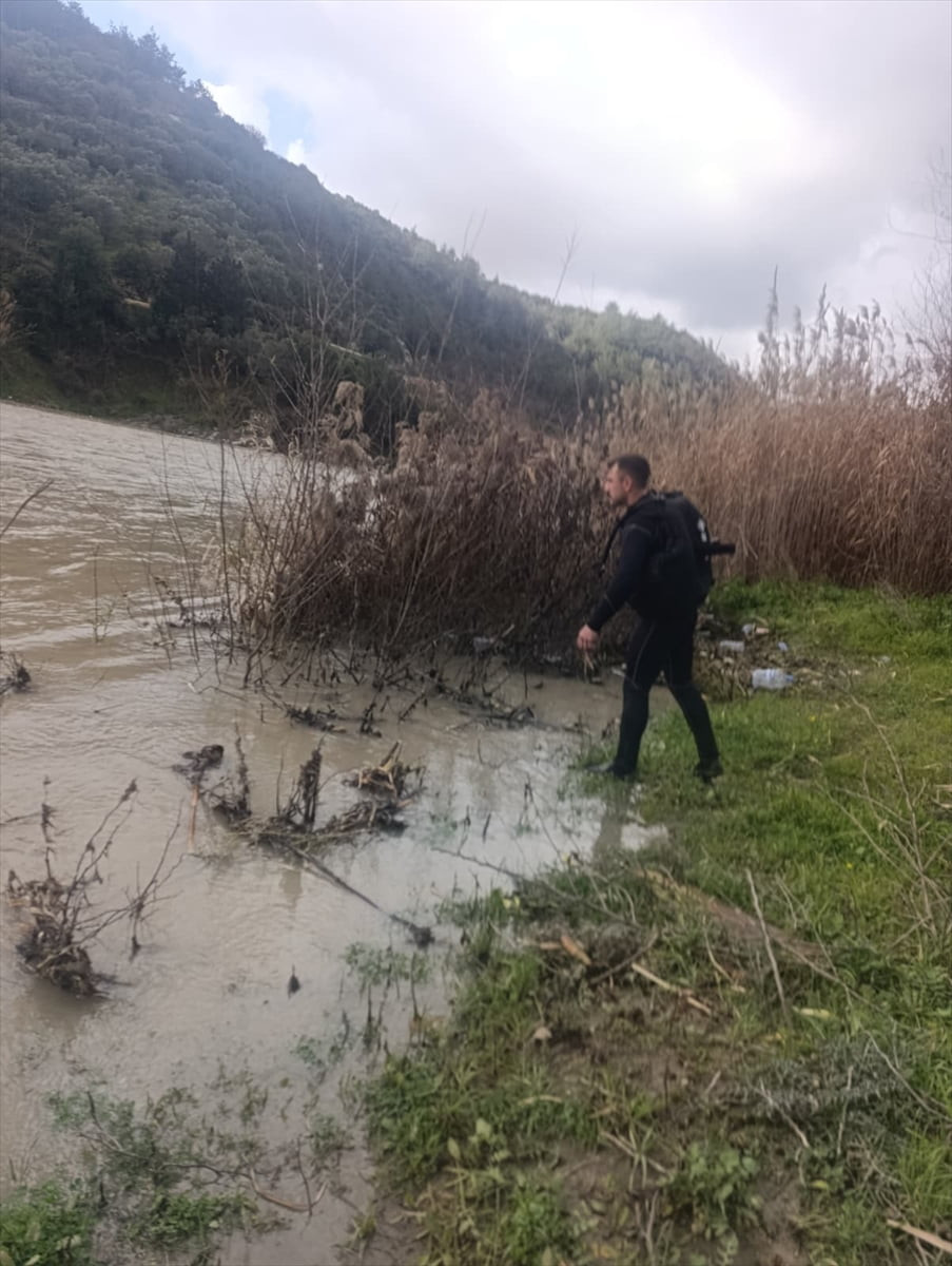 Hatay'ın Defne ilçesinde Asi Nehri'ne düştüğü öne sürülen kişiyi arama çalışmaları devam...