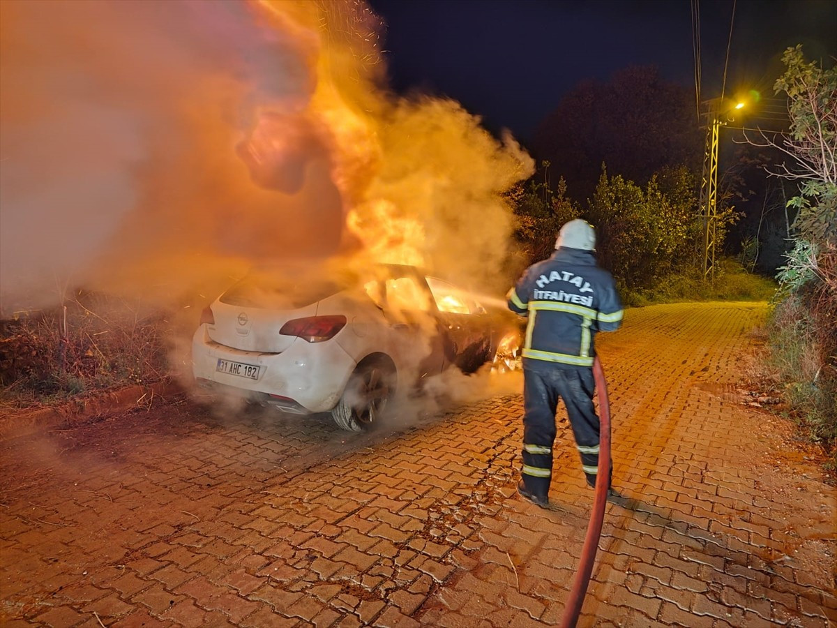 Hatay'ın Defne ilçesinde otomobilde çıkan yangın itfaiye ekiplerince söndürüldü.