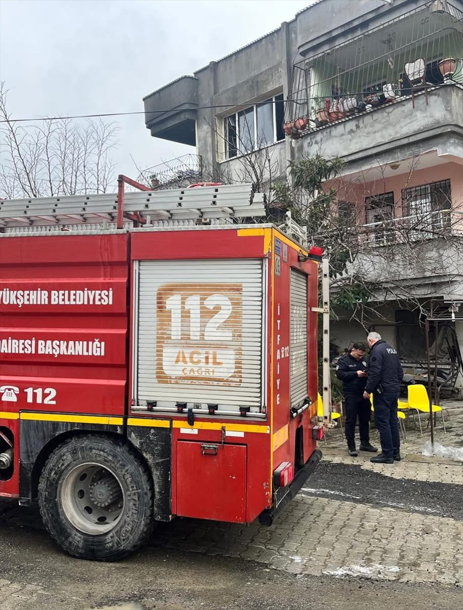 Hatay'ın Defne ilçesindeki bir evde çıkan yangında dumandan etkilenen 2 kişi tedavi altına...