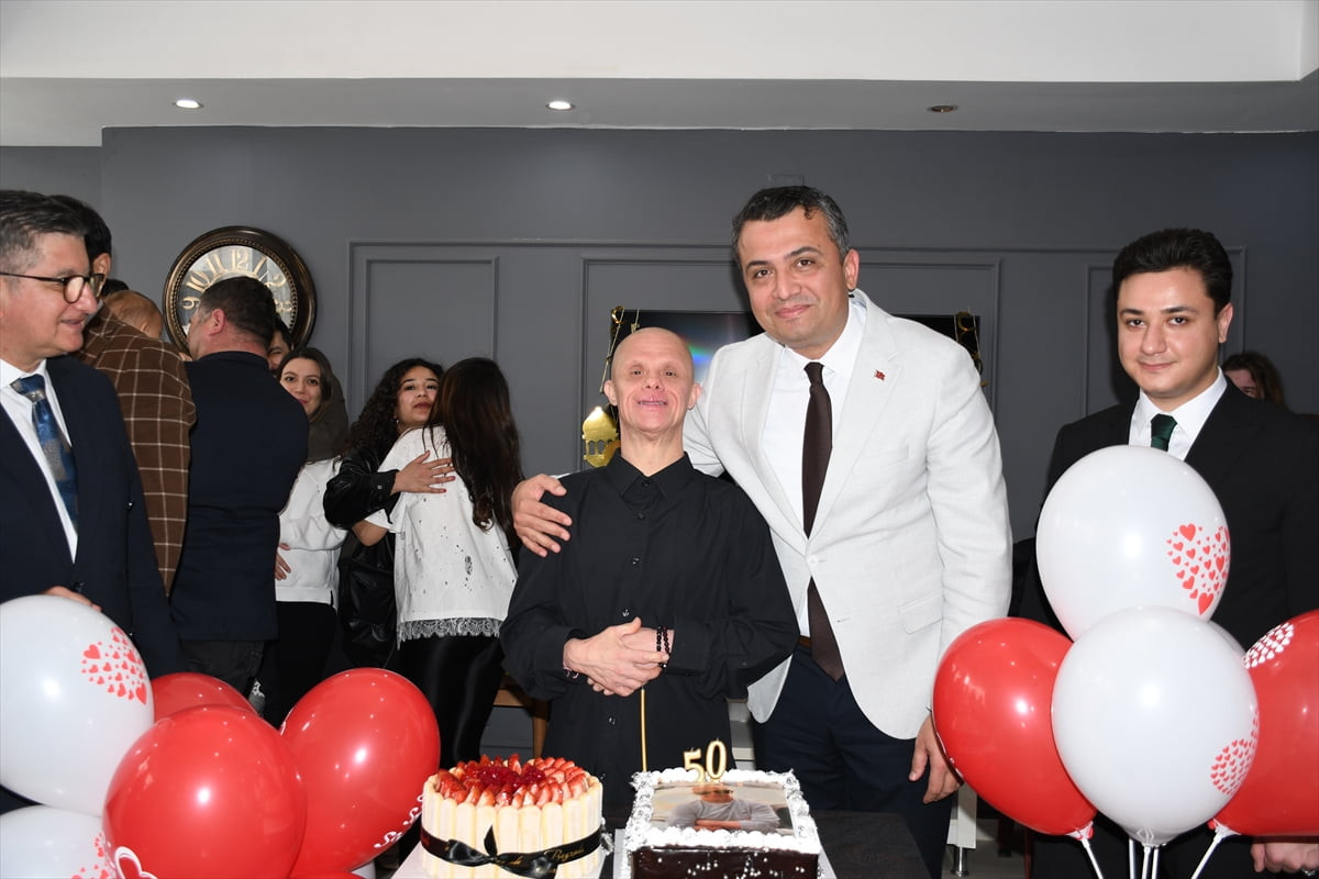 Hatay'ın Dörtyol ilçesinde 50 yaşına giren down sendromlu birey için sürpriz doğum günü kutlaması...