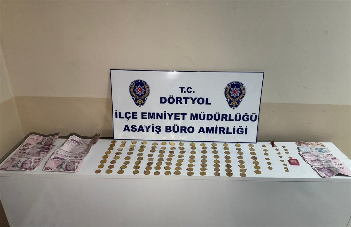 Hatay'ın Dörtyol ilçesinde evden para ve ziynet eşyası çaldığı iddiasıyla gözaltına alınan 2...