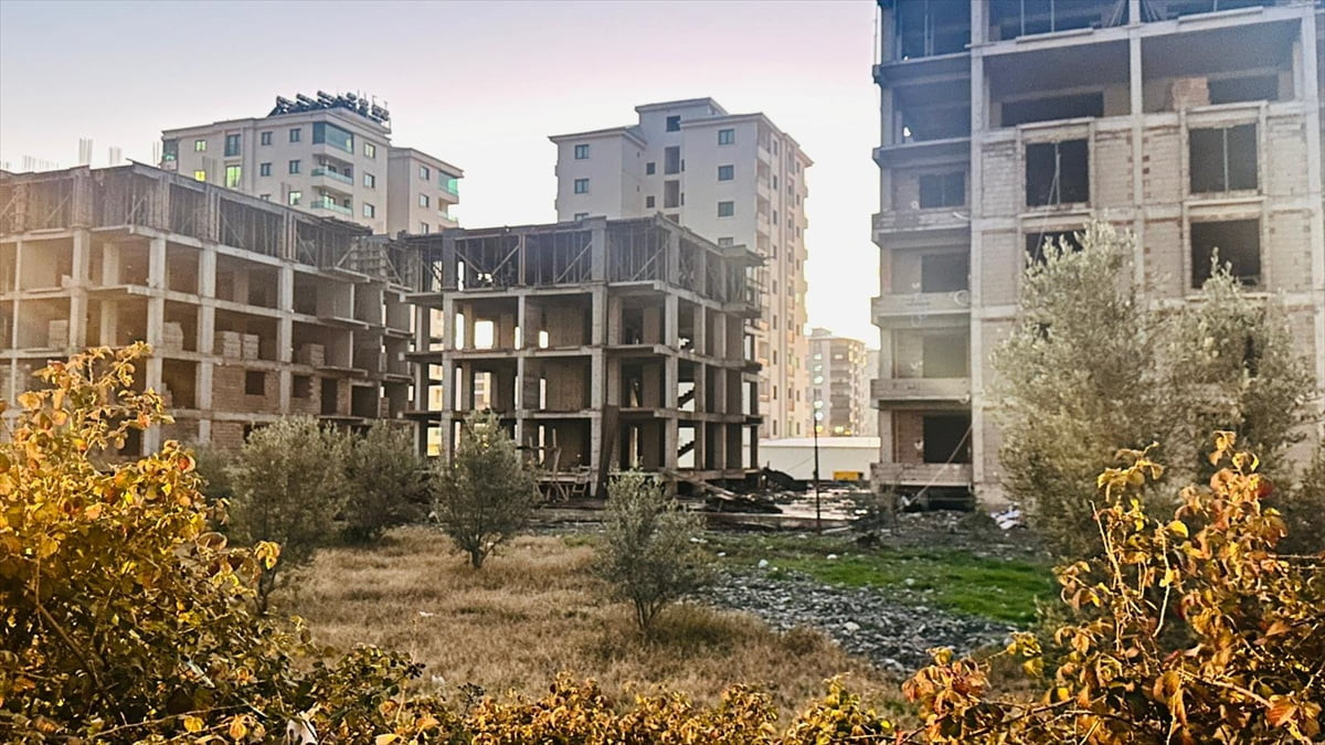 Hatay'ın Dörtyol ilçesinde inşaattan düşen işçi yaşamını yitirdi.