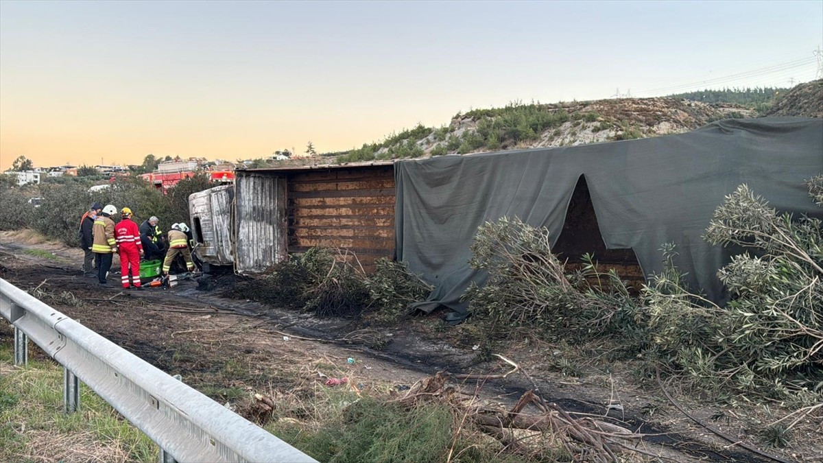 Hatay'ın Dörtyol ilçesinde refüje çarparak devrilen tırda çıkan yangında 2 kişi yaşamını yitirdi....