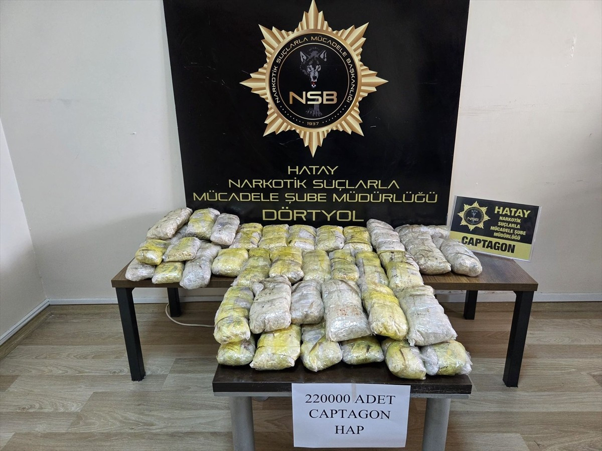 Hatay'ın Erzin ilçesinde dorsesinde 220 bin uyuşturucu hap ele geçirilen tırın sürücüsü...