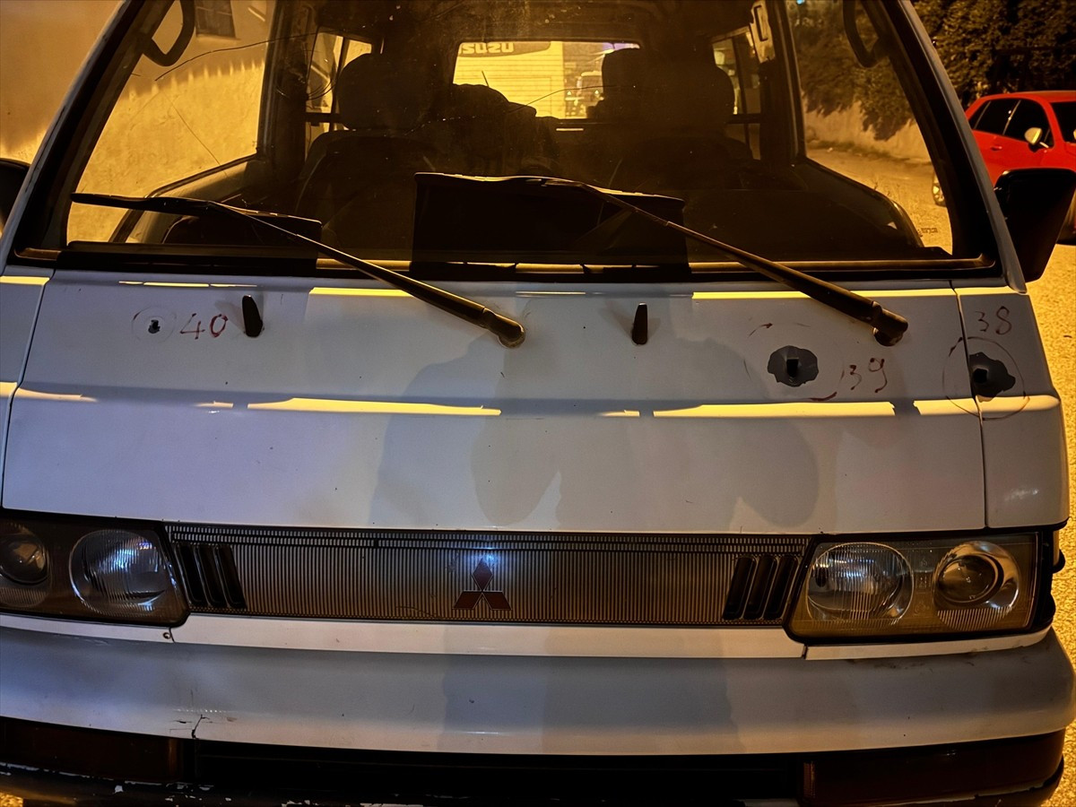 Hatay'ın Erzin ilçesinde husumetli oldukları iddia edilen iki aile arasında çıkan silahlı kavgada...