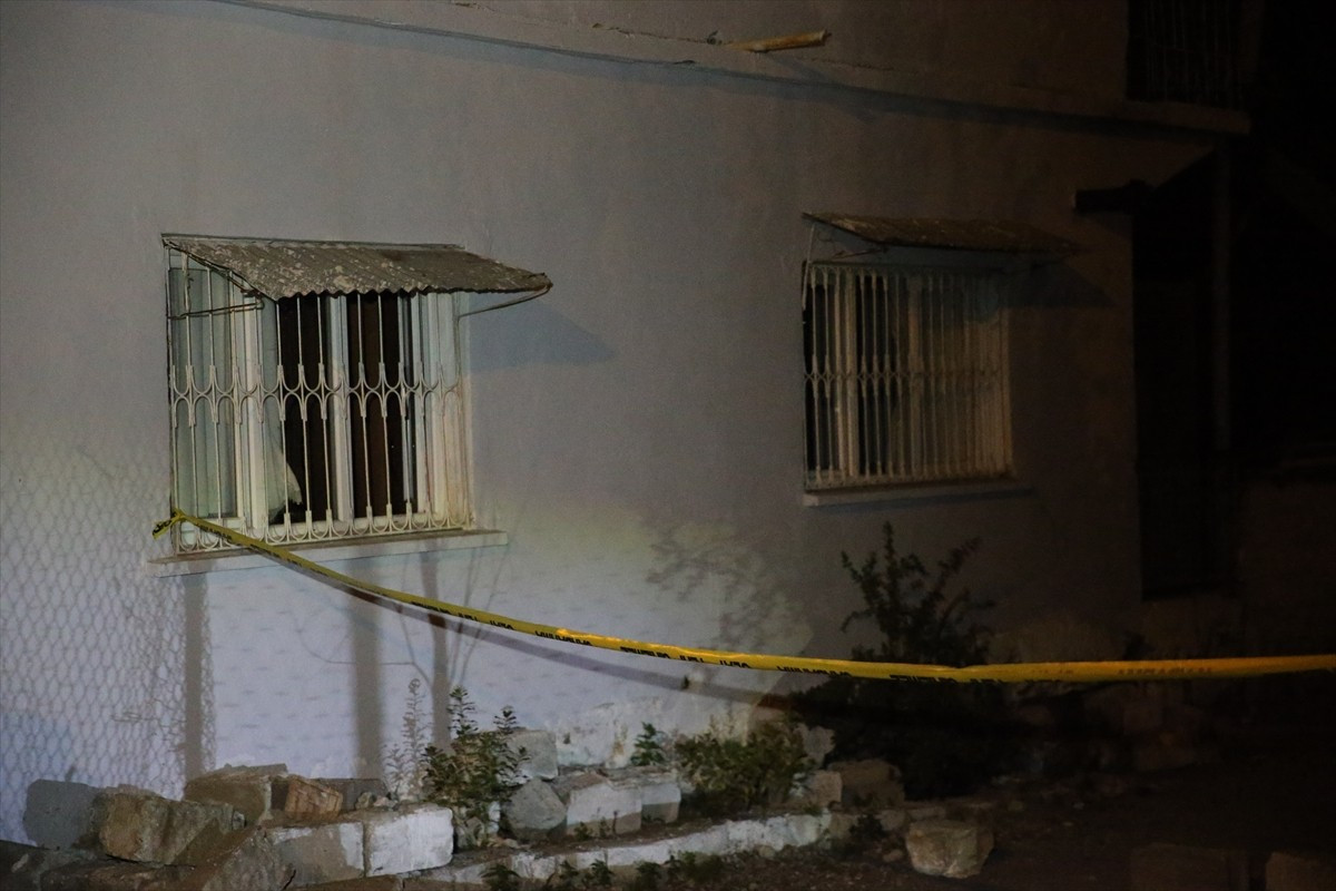 Hatay'ın Erzin ilçesinde, karısını baltayla öldürdüğü ve evin banyosuna gömdüğü iddia edilen kişi...