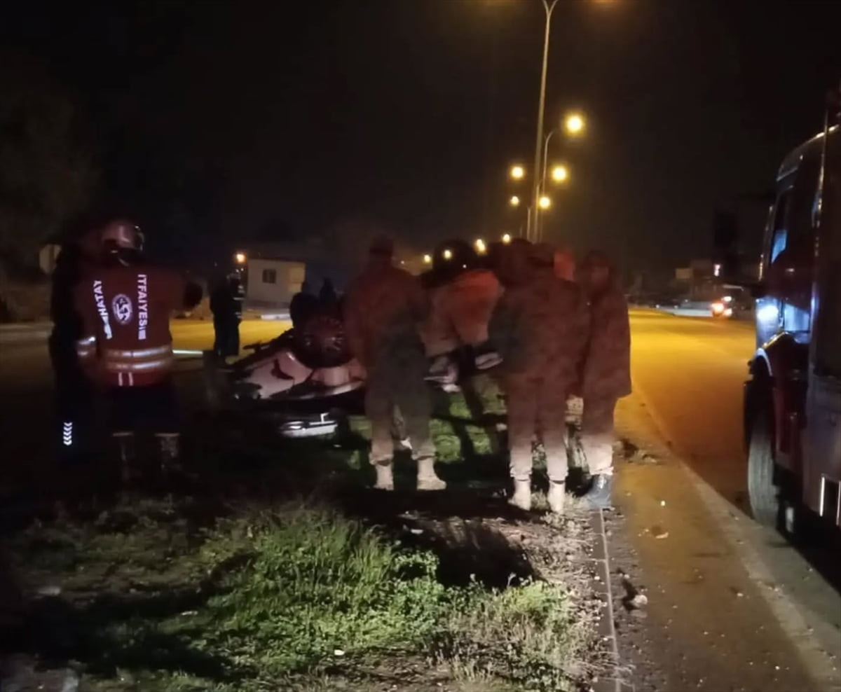Hatay'ın Hassa ilçesinde aydınlatma direğine çarparak takla atan otomobildeki bebek hayatını...