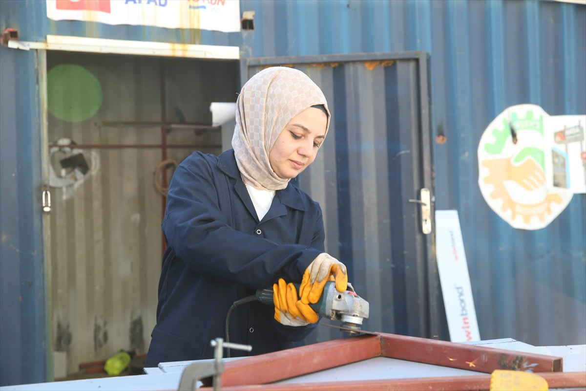 Hatay'ın İskenderun ilçesinde 6 Şubat 2023'teki depremlerde promosyon ürün ve tabela tasarladığı...