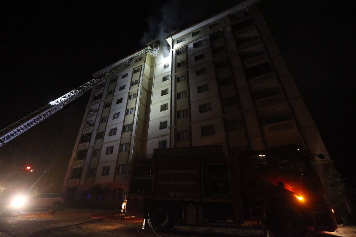 Hatay'ın İskenderun ilçesinde 8 katlı binada çıkan yangında dumandan etkilenen 13 kişi hastaneye...