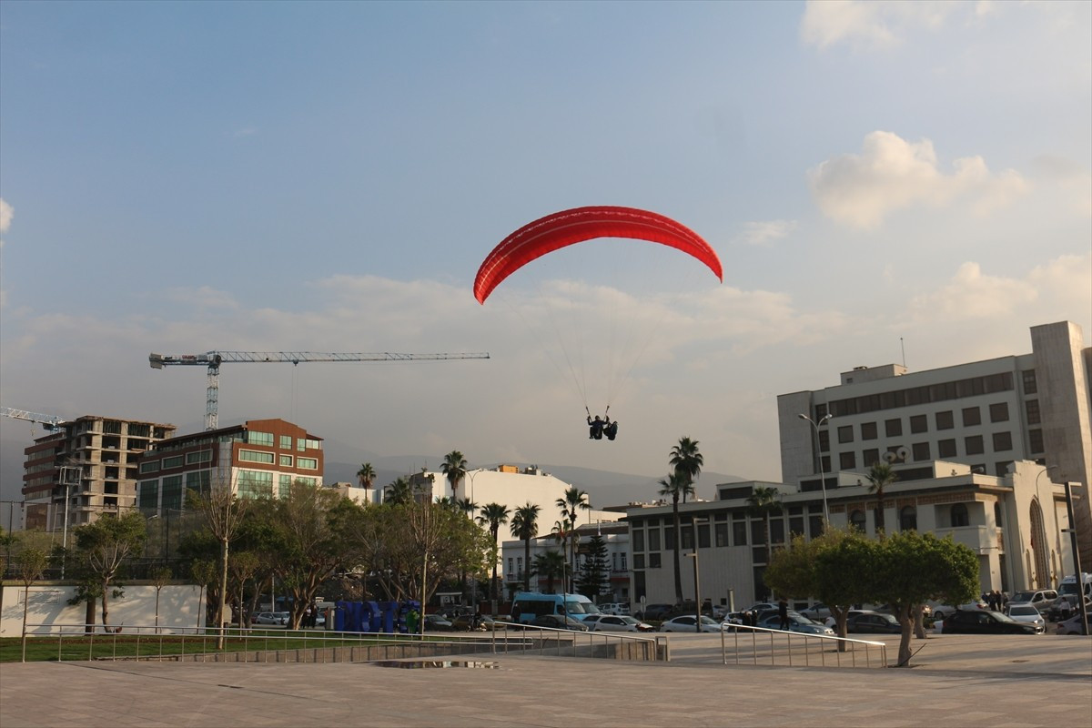 Hatay'ın İskenderun ilçesinde Amanos Dağları'ndan yamaç paraşütüyle atlayan milli sporcu Ferdi...
