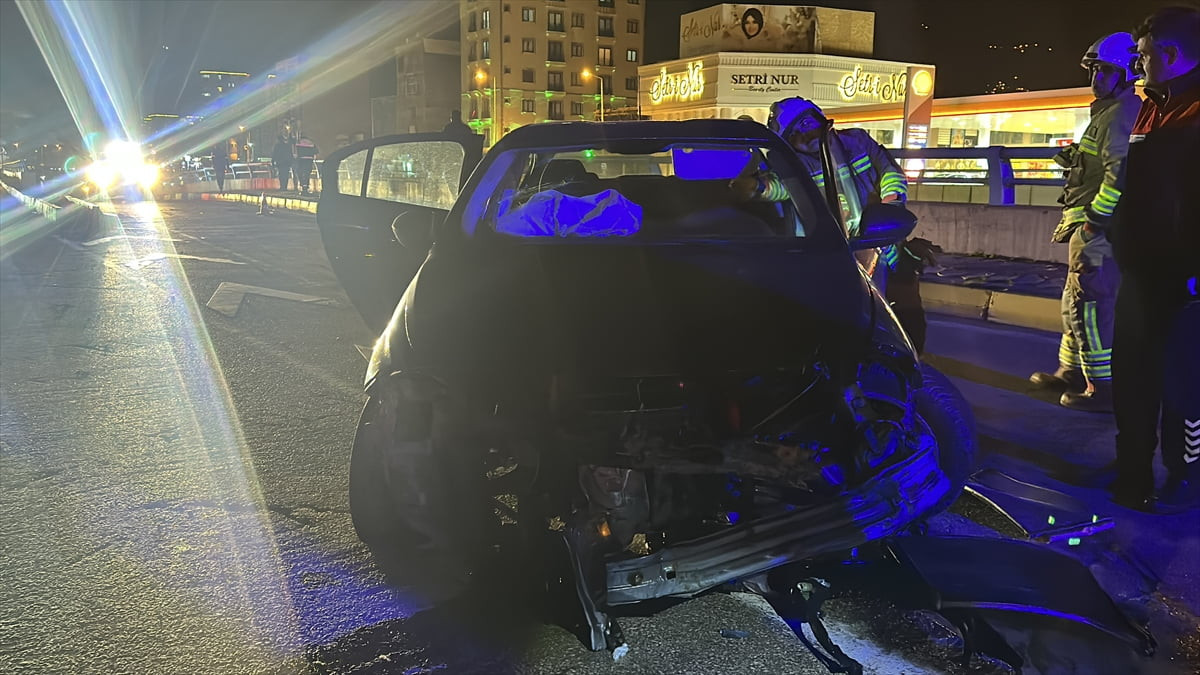 Hatay'ın İskenderun ilçesinde, bariyere çarpan otomobilin sürücüsü yaralandı.