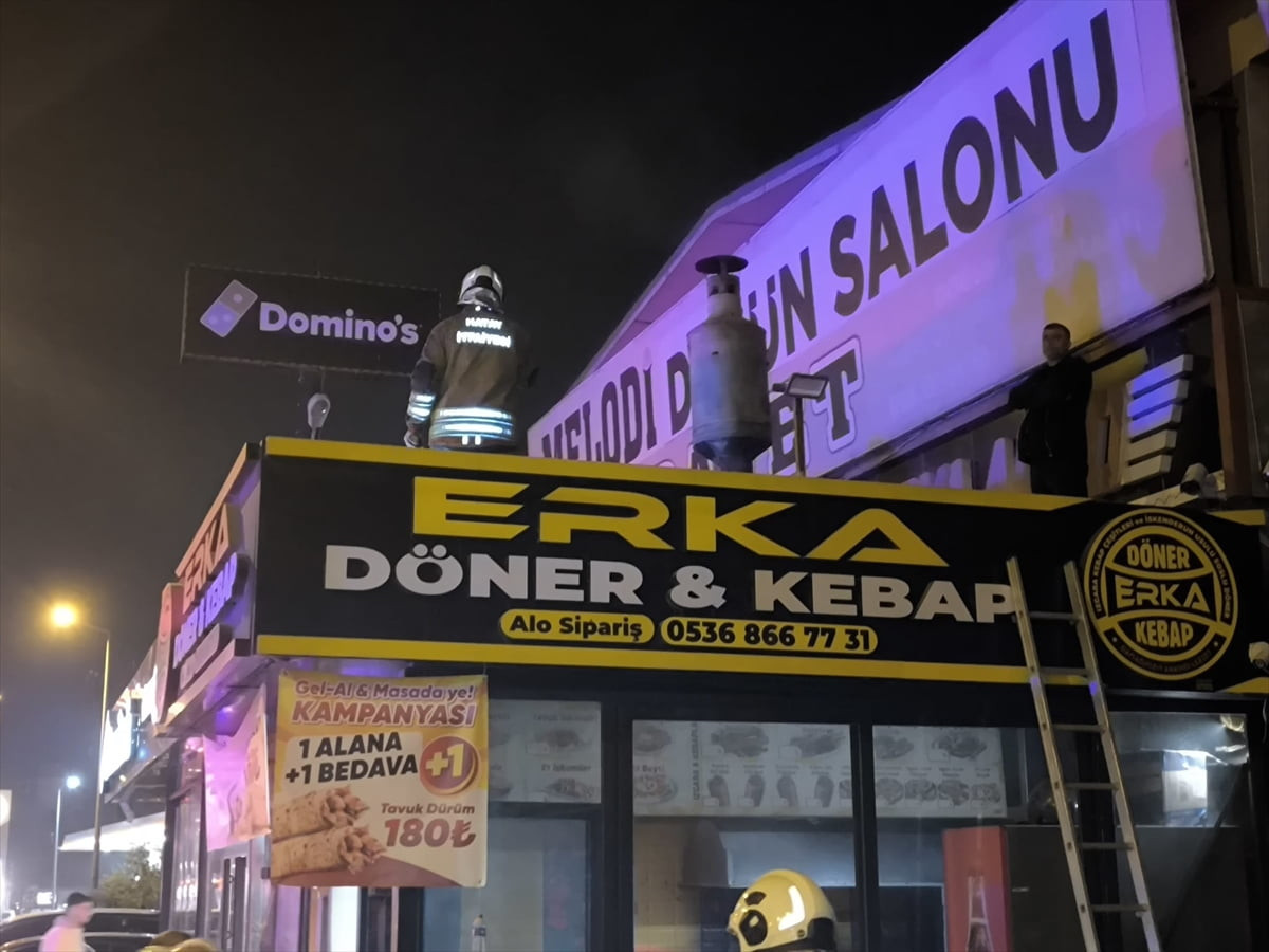 Hatay'ın İskenderun ilçesinde bir iş yerinde çıkan yangında dumandan etkilenen 2 kişi hastaneye...