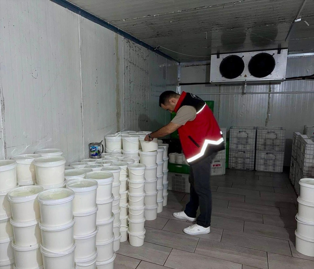 Hatay'ın İskenderun ilçesinde denetim yapılan soğuk hava deposunda, gıda güvenliğini tehdit eden...