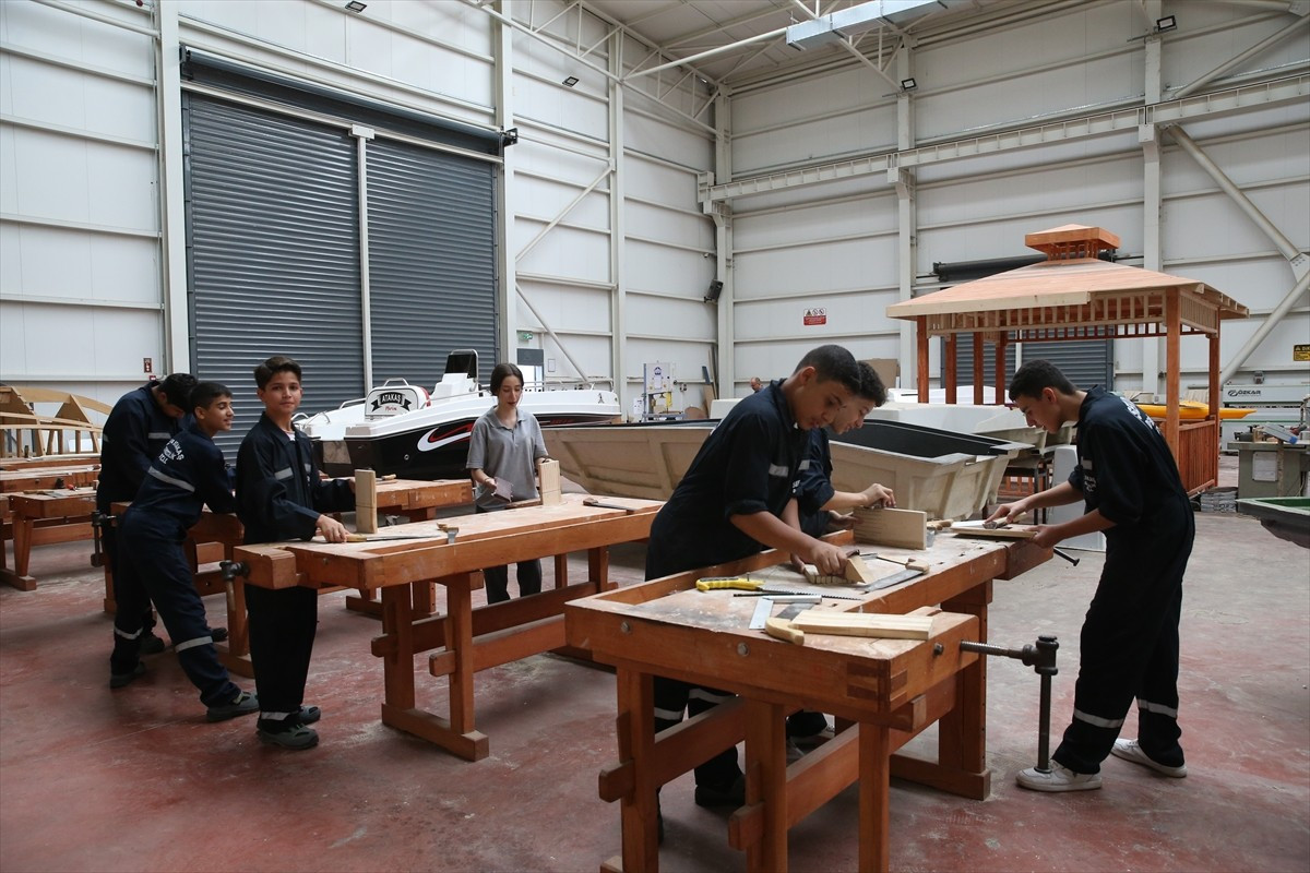 Hatay'ın İskenderun ilçesinde denizcilik alanında eğitim alan meslek lisesi öğrencileri...