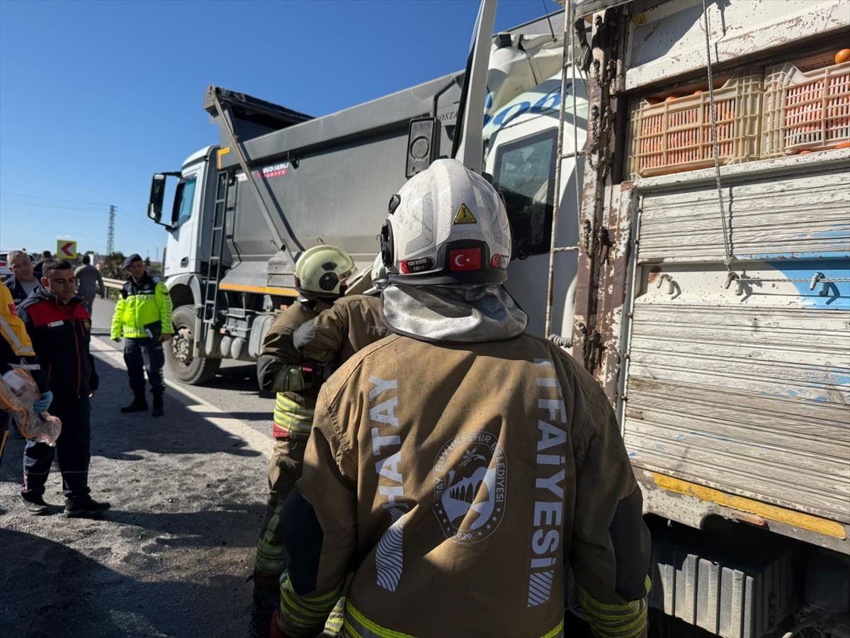Hatay'ın İskenderun ilçesinde iki kamyonun çarpışması sonucu 1 kişi hayatını kaybetti.