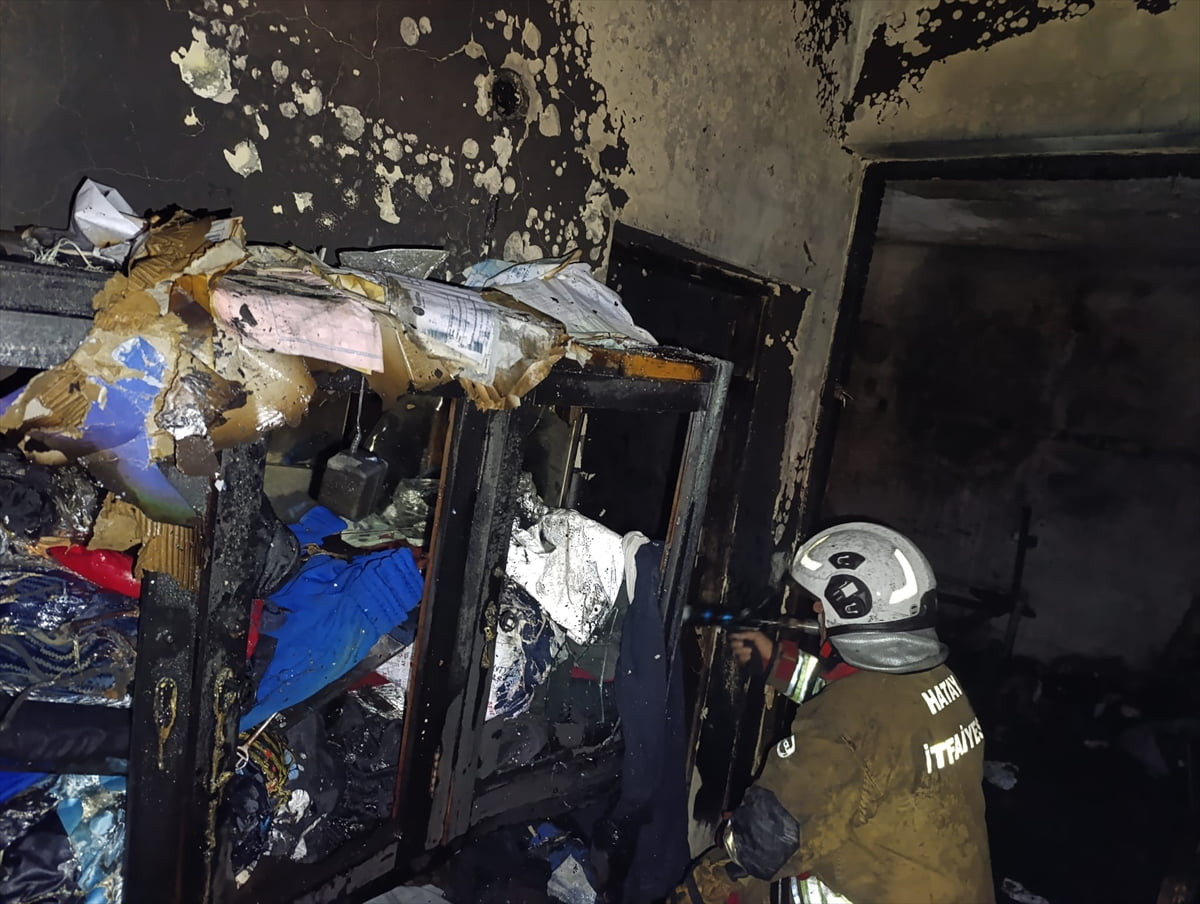 Hatay'ın İskenderun ilçesinde, kumaş deposunda çıkan yangın hasara neden oldu.