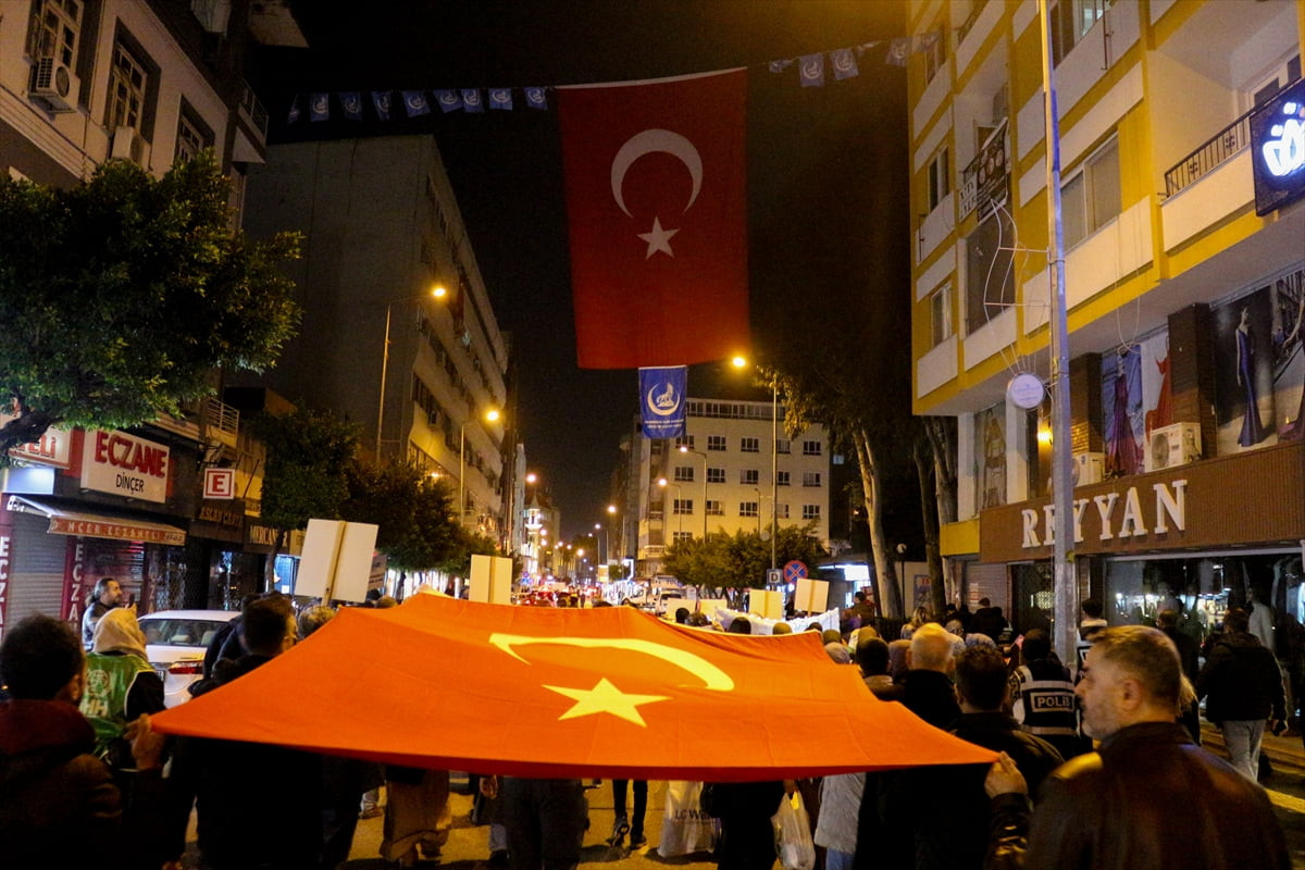 Hatay'ın İskenderun ilçesinde on bir ayın sultanı ramazan ayını karşılamak için fener alayı...