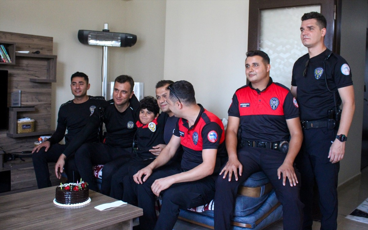 Hatay'ın İskenderun ilçesinde polis ekipleri, kas hastası 9 yaşındaki Fırat Miraç Şeker'e sürpriz...