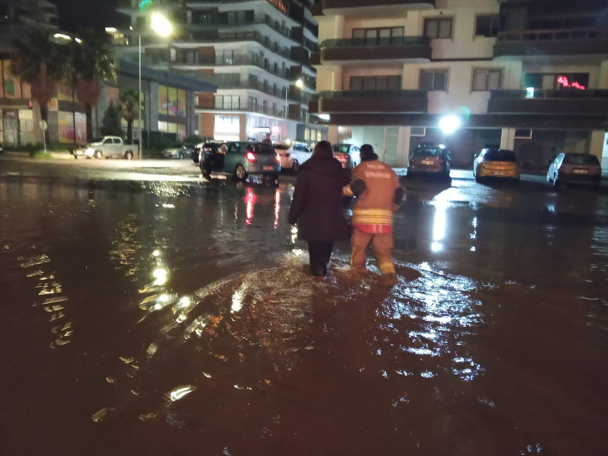 Hatay'ın İskenderun ilçesinde sağanak nedeniyle araçlarında mahsur kalanlar itfaiye ekiplerince...