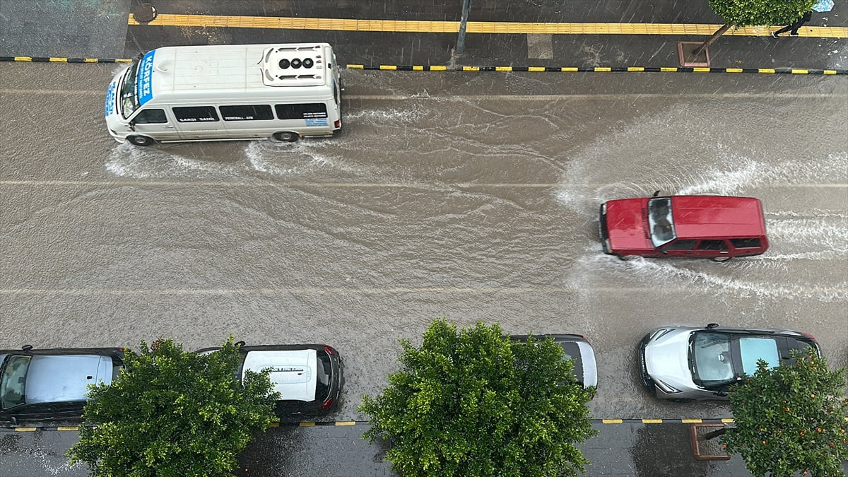 Hatay'ın İskenderun ilçesinde sağanak ve dolu hayatı olumsuz etkiledi.