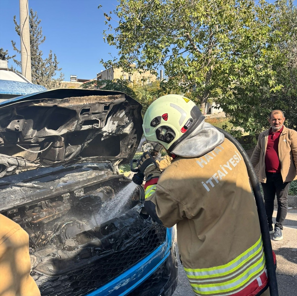Hatay'ın İskenderun ilçesinde seyir halindeki yolcu minibüsünde çıkan yangın itfaiye ekiplerince...