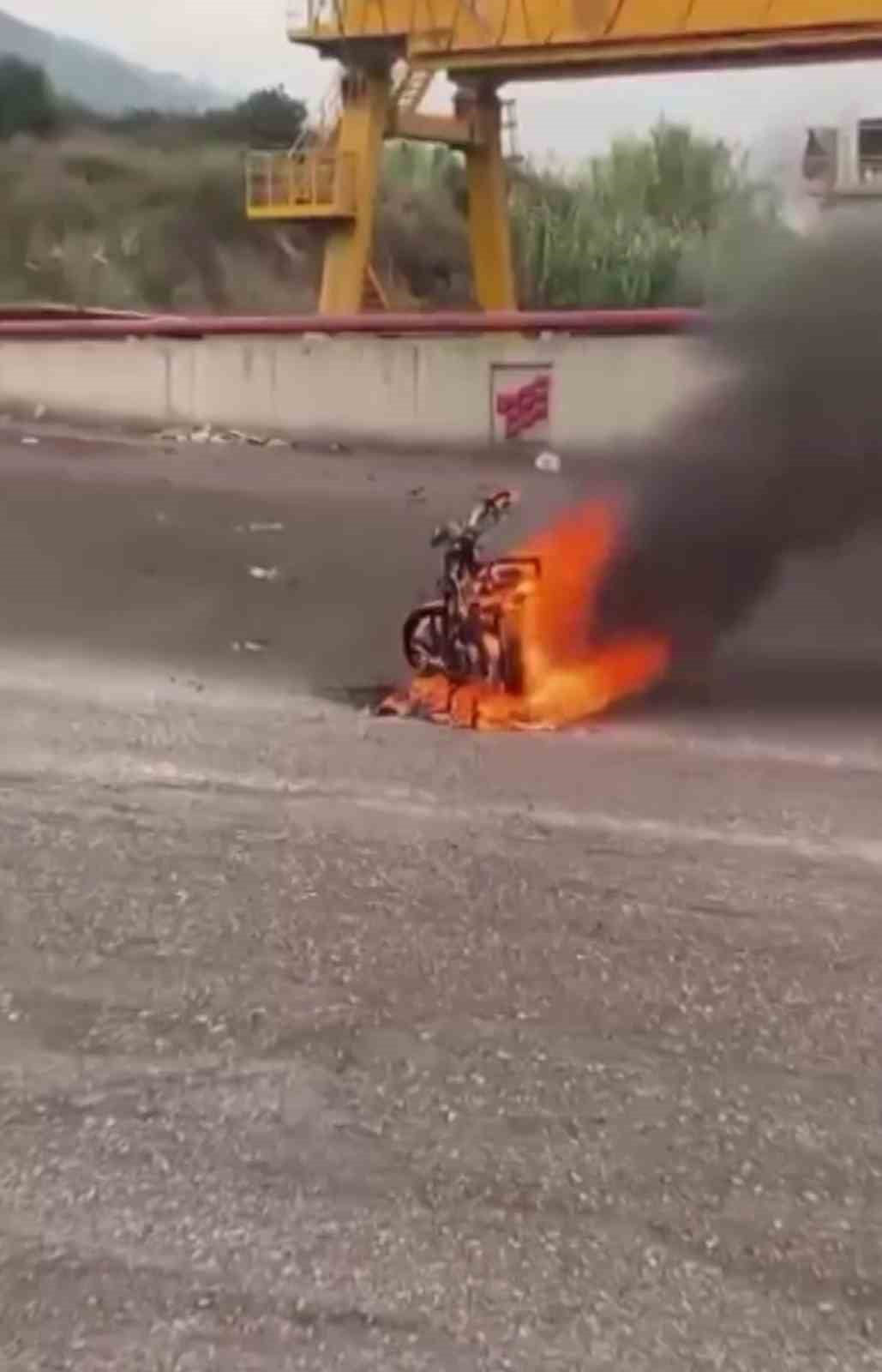 HATAY'IN İSKENDERUN İLÇESİNDE SEYİR HALİNDEYKEN ALEV ALARAK YANAN MOTOSİKLET KULLANILMAZ HALE...