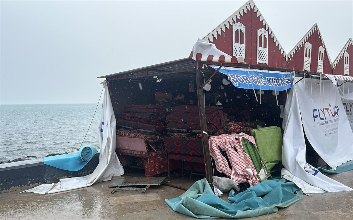 Hatay'ın İskenderun ilçesinde şiddetli rüzgar nedeniyle 2 binanın çatısı uçtu, bir binadaki güneş...