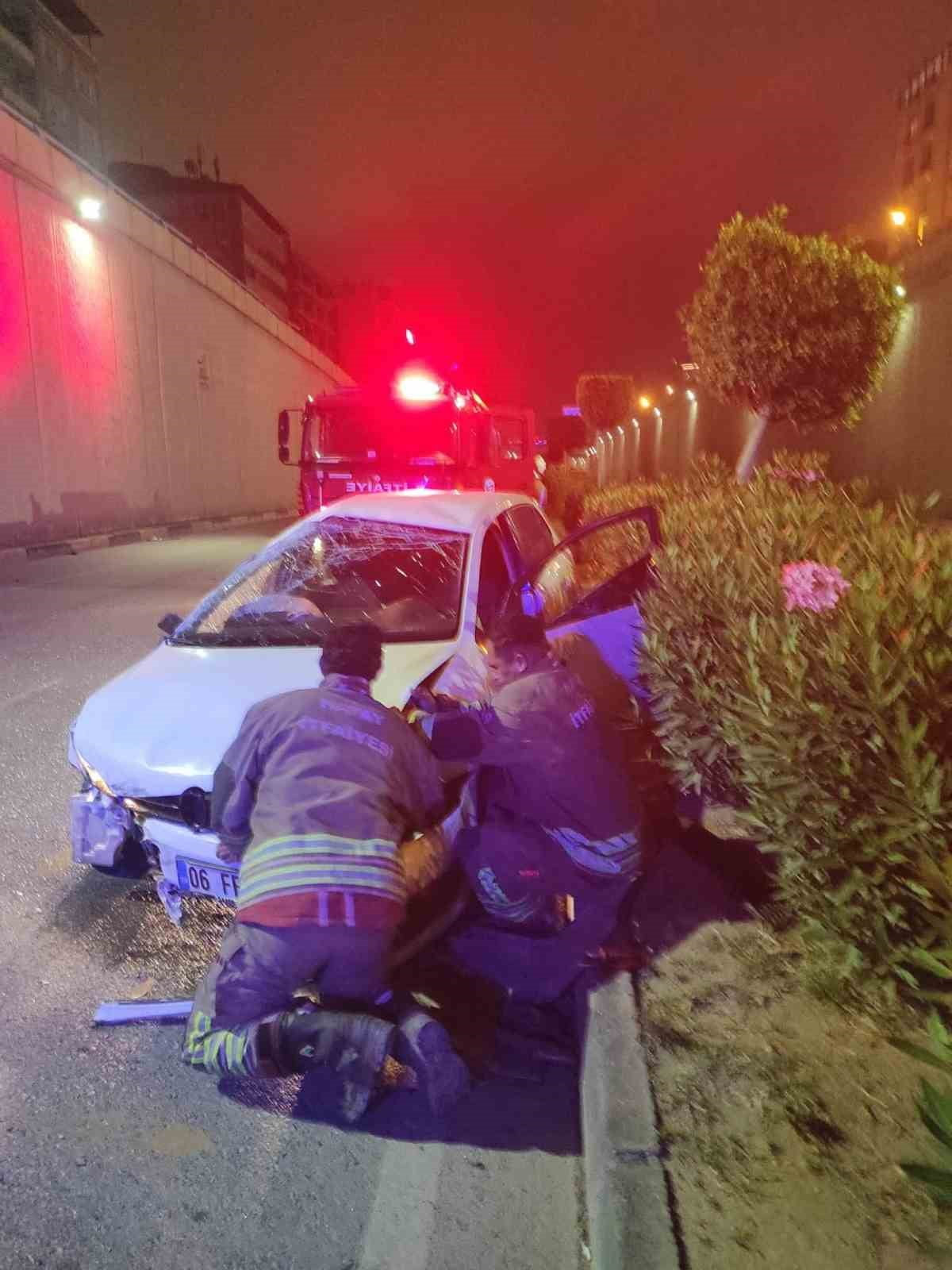 HATAY'IN İSKENDERUN İLÇESİNDE YOL KENARINA OTOMOBİLİN SÜRÜCÜSÜ YARALANDI