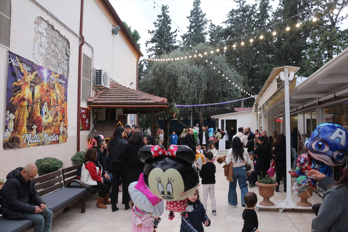 Hatay'ın İskenderun ilçesindeki Aziz Corc Rum Ortodoks Kilisesi'nde çocuklara geleneksel Noel...