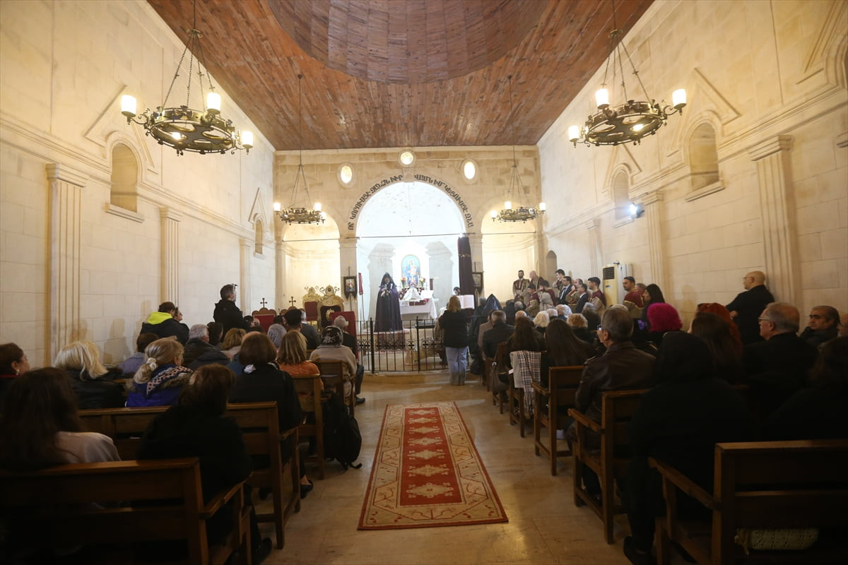Hatay'ın İskenderun ilçesindeki Surp Karasun Manuk Ermeni Kilisesi'nde ayin yapıldı.