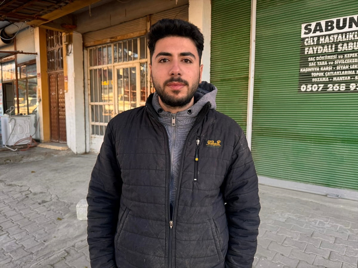 Hatay'ın Kırıkhan ilçesinde bir kuyumcudaki para ve altınları silah zoruyla gasbetmeleri güvenlik...