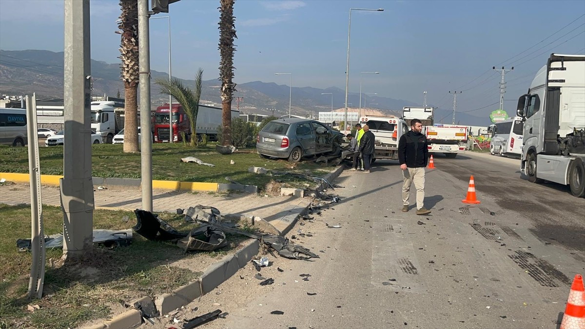 Hatay'ın Kırıkhan ilçesinde iki aracın çarpışması sonucu biri ağır 5 kişi yaralandı.