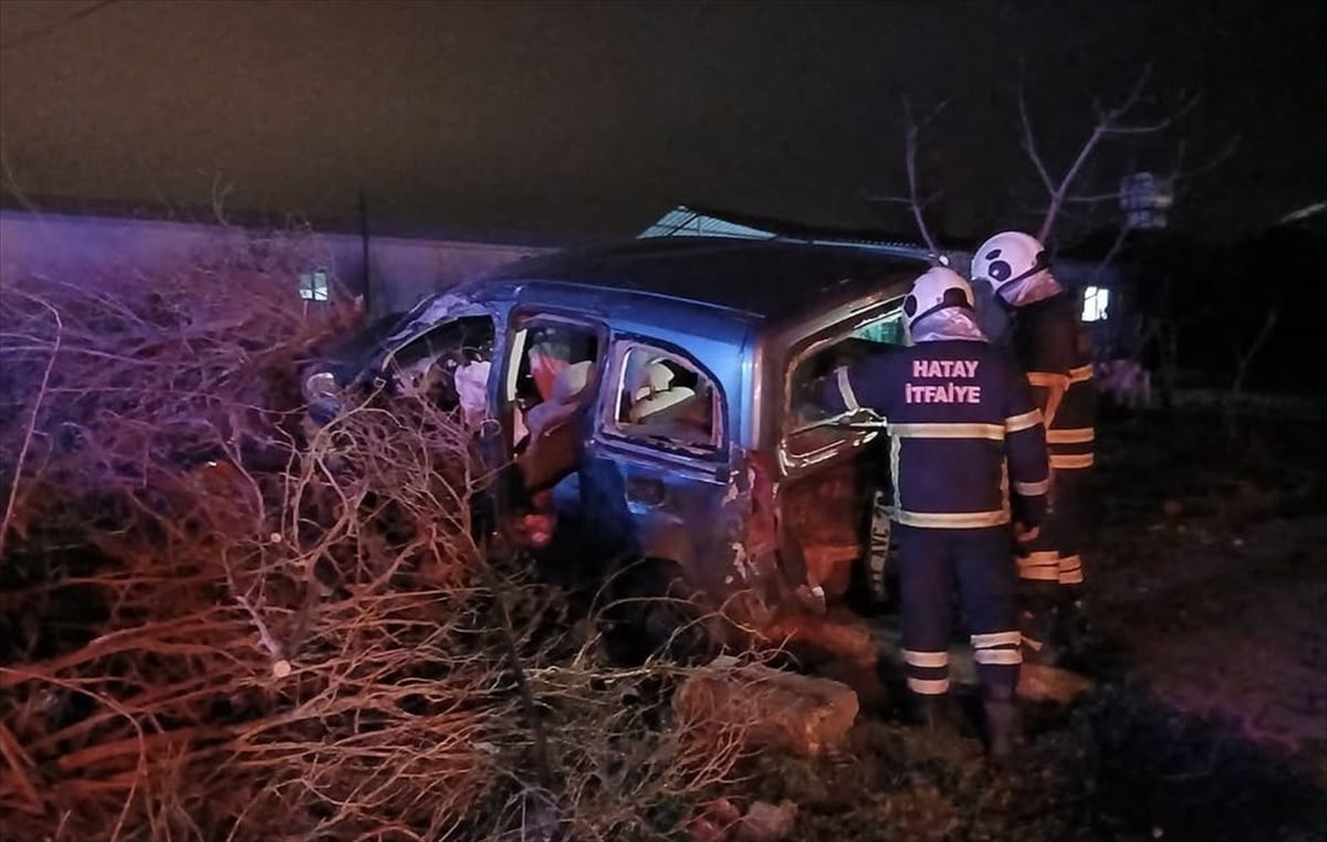 Hatay'ın Kırıkhan ilçesinde meydana gelen trafik kazasında 6 kişi yaralandı.