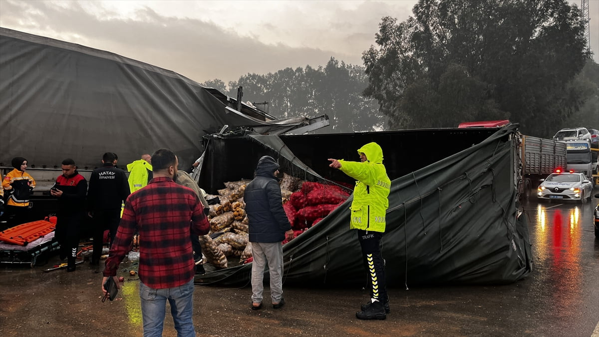 Hatay'ın Kırıkhan ilçesinde, park halindeki tıra çarparak devrilen sebze yüklü kamyondaki 2 kişi...