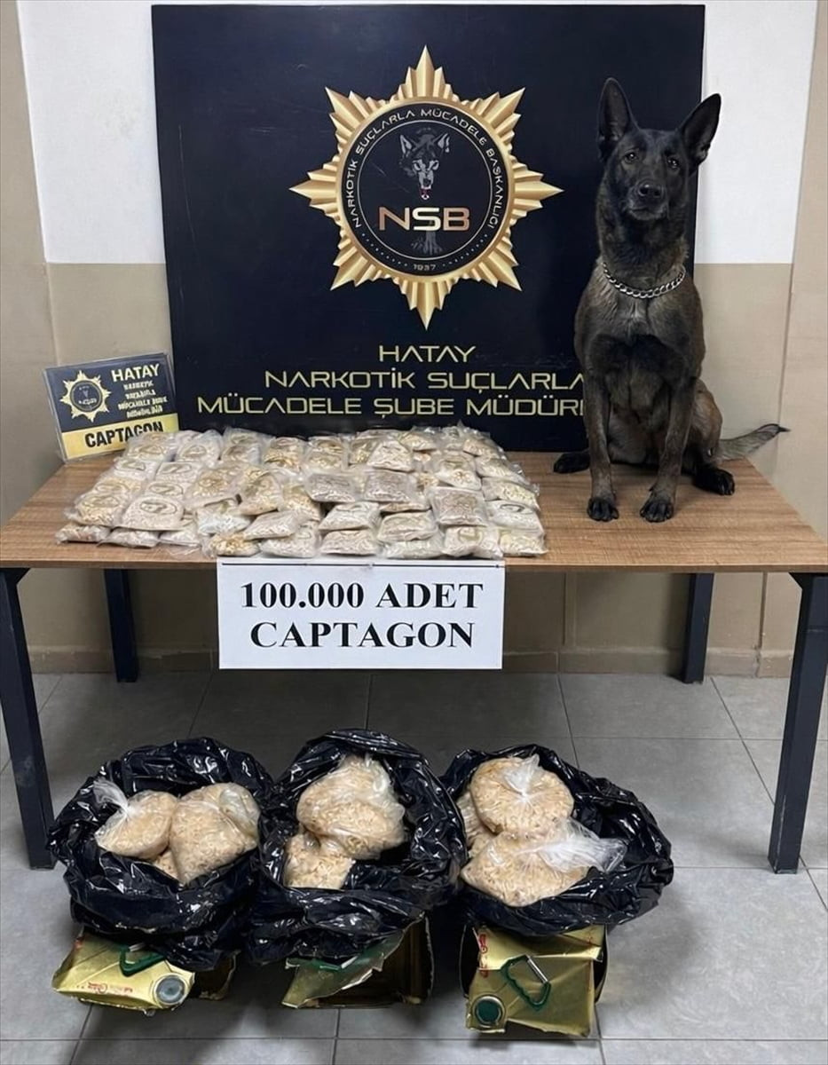 Hatay'ın Kırıkhan ilçesinde zeytinyağı tenekelerine gizlenmiş 100 bin uyuşturucu hap bulundu...