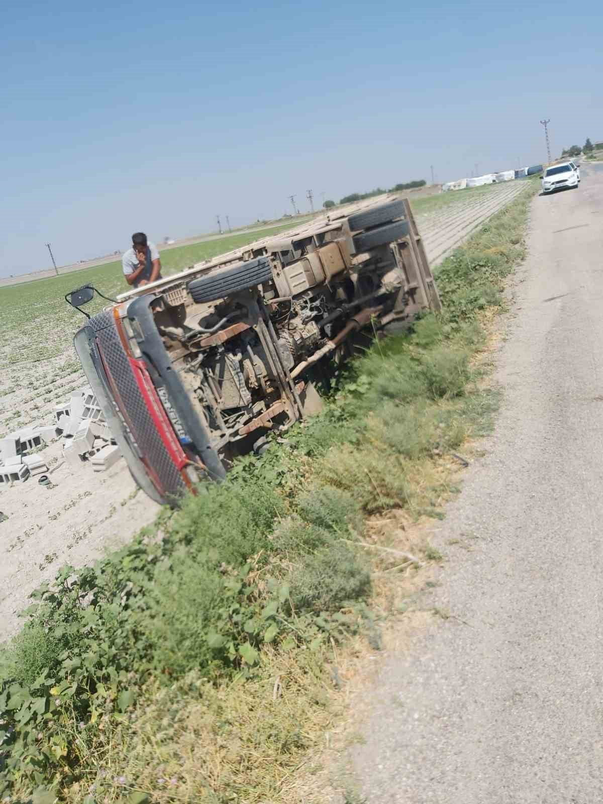 HATAY'IN KUMLU İLÇESİ SÜRÜCÜSÜNÜN KONTROLÜNÜ KAYBETTİĞİ BRİKET YÜKLÜ KAMYON, TARLAYA UÇTU. TARLAYA...