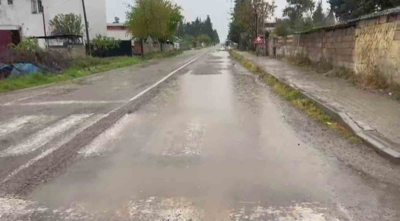 HATAY'IN KUMLU İLÇESİNDE İKİ OTOMOBİLİN ÇARPIŞMASIYLA 4 KİŞİNİN YARALANDIĞI KAZA ANI KAMERAYA...