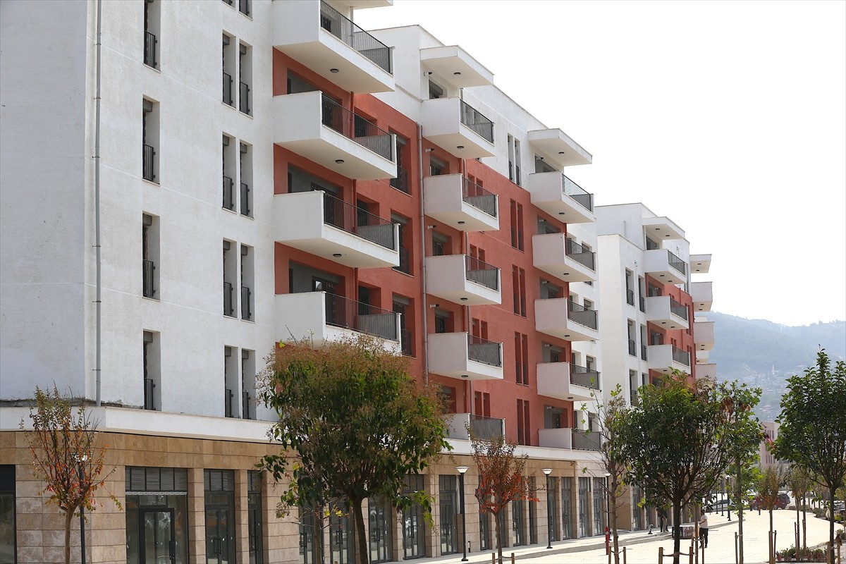 Hatay'ın merkez Antakya ilçesi Atatürk Caddesi'ndeki rezerv yapı alanında inşa edilen 930 deprem...