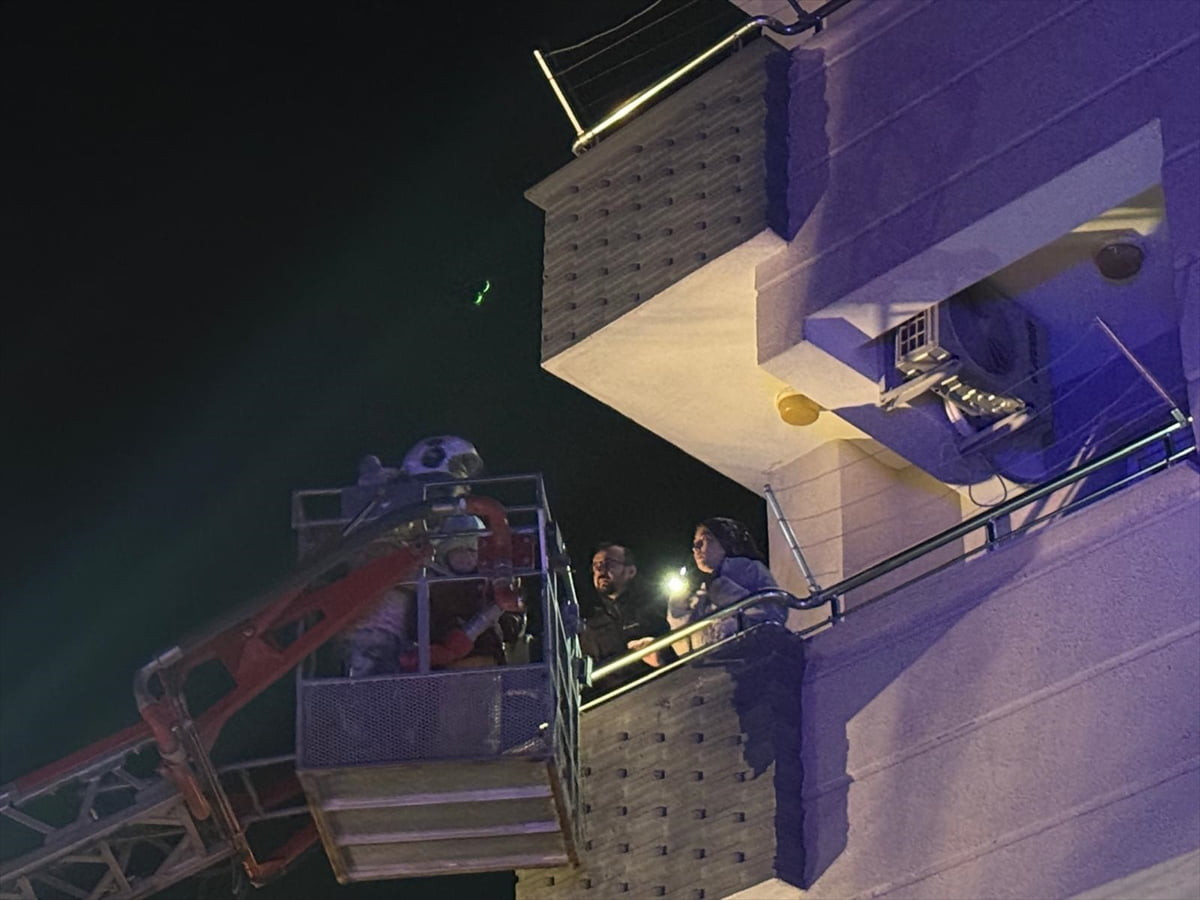 Hatay'ın merkez Antakya ilçesinde 5 katlı binanın tesisatında çıkan yangın nedeniyle mahsur kalan...