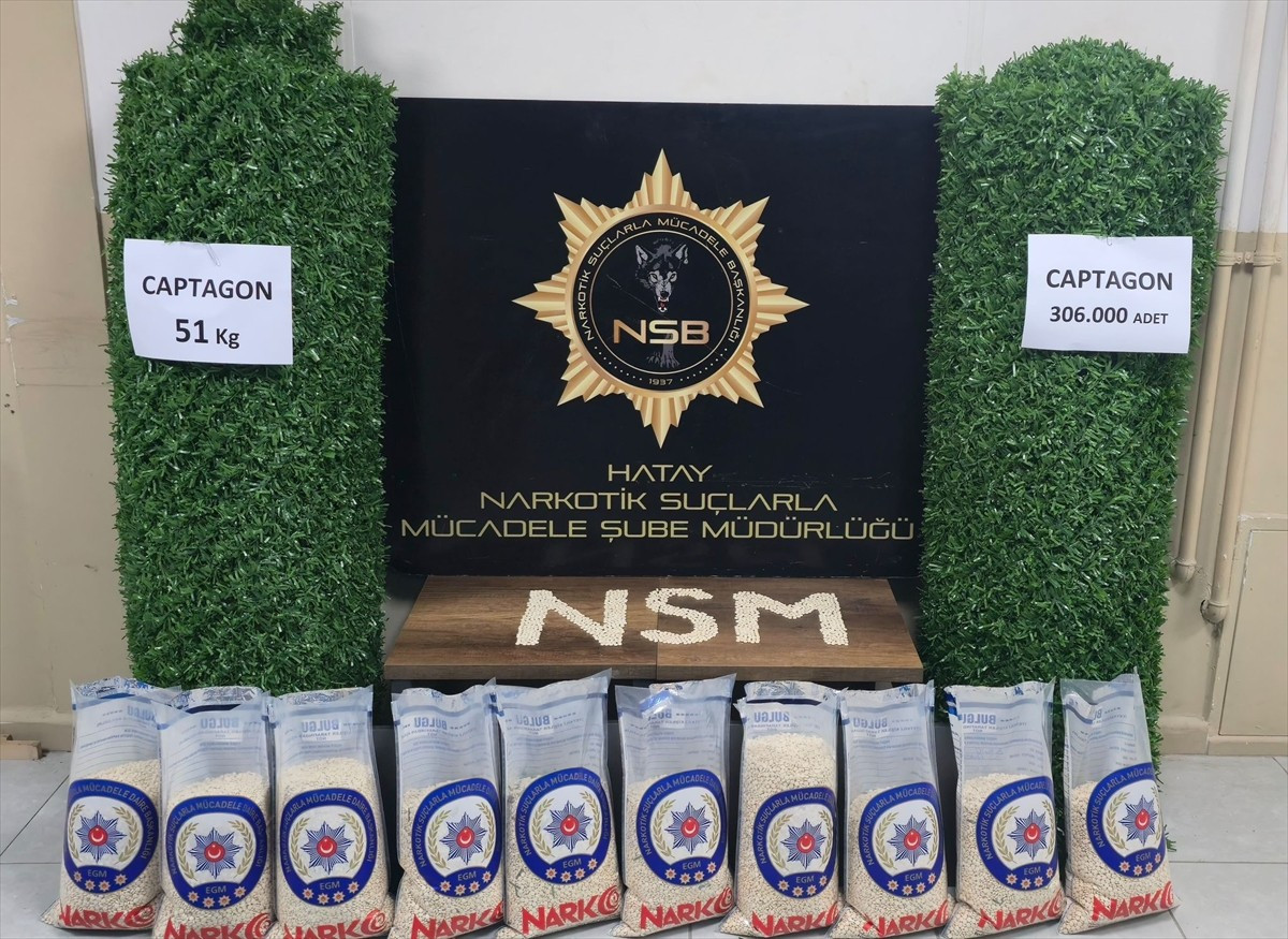 Hatay'ın merkez Antakya ilçesinde bahçe çitlerine gizlenmiş 306 bin uyuşturucu hap ele geçirildi...