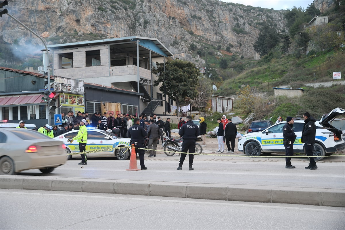 Hatay'ın merkez Antakya ilçesinde beton mikseriyle çarpışan motosikletteki 1 kişi öldü, 2 kişi...