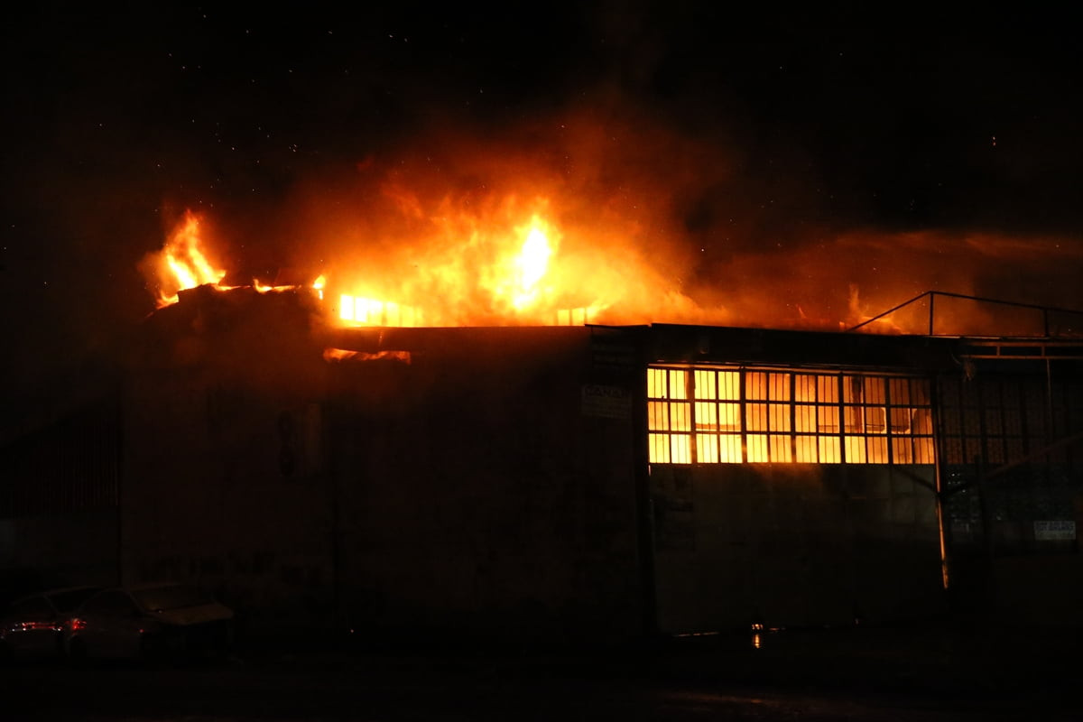 Hatay'ın merkez Antakya ilçesinde bir otomobil tamirhanesinde çıkan, ardından 3 tamirhaneye...