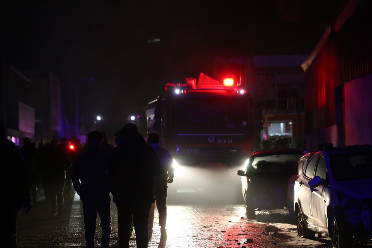 Hatay'ın merkez Antakya ilçesinde bir otomobil tamirhanesinde çıkan ve 8 tamirhaneye sıçrayan...